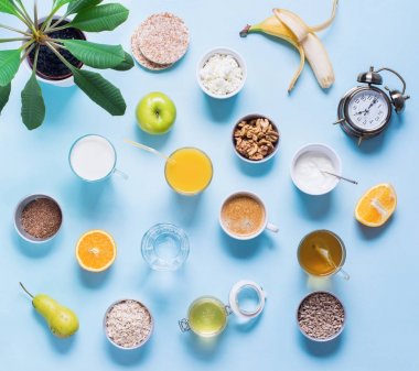 Yararlı renkli kahvaltı kahve süt çay meyve