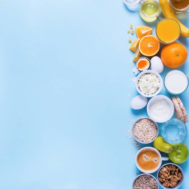 Yararlı renkli kahvaltı kahve süt çay meyve