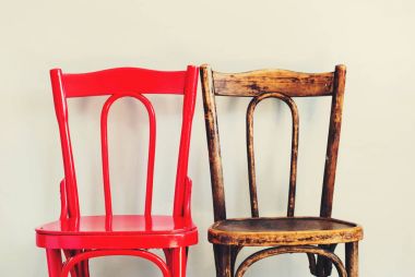 Çift kırmızı kahverengi sandalyeleri yakınındaki bej duvar iç