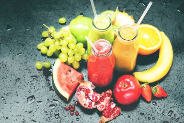 Taze meyve suları sıkmak şişe kırmızı turuncu yeşil