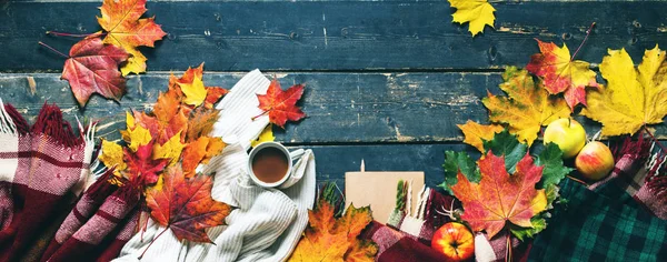 Automne doré deux tasses feuilles de chocolat orange — Photo