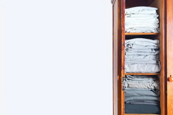 Стеллаж одноцветное постельное белье деревянный ретро гардероб — стоковое фото