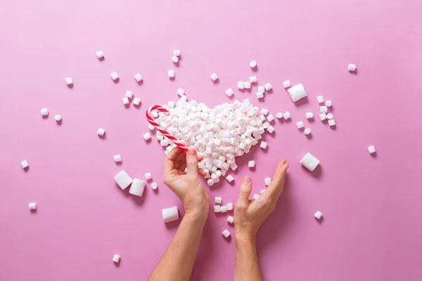 Koncepcja serca Mini Marshmallows kobiecych rąk — Zdjęcie stockowe