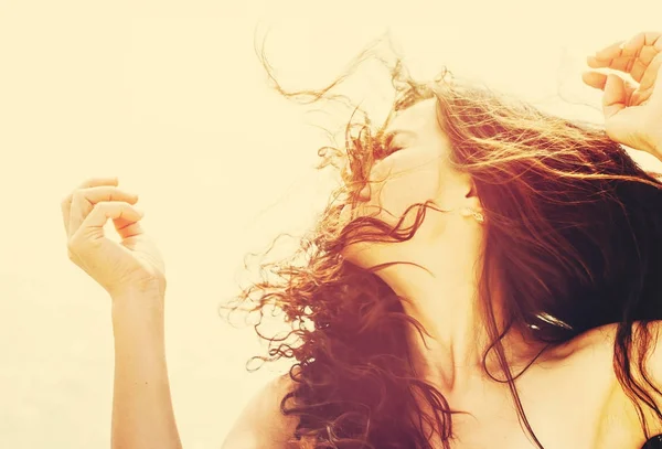 Kız açık havada. Rüzgarda saç