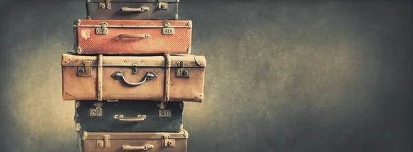 Старинные чемоданы сложены из винтажных камней — стоковое фото