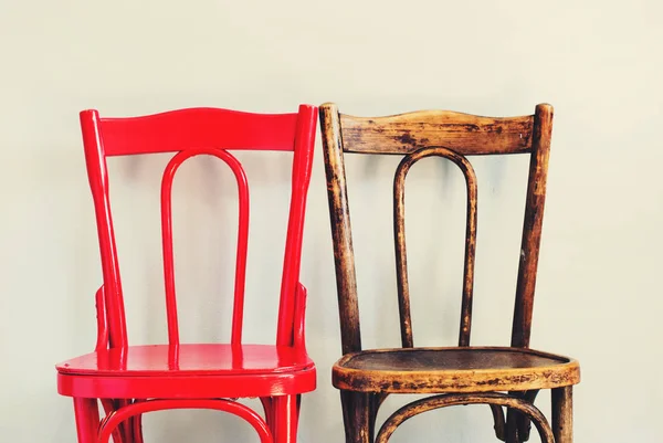 Çift kırmızı kahverengi sandalyeleri yakınındaki bej duvar iç