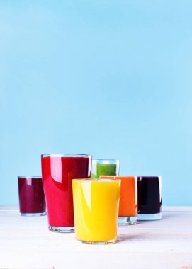 Suları güler yüzlü farklı gözlük sağlık kavramı