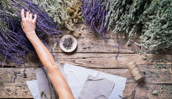 Kadın hazır otlar adaçayı ısırgan civanperçemi nane