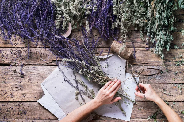 Vrouwelijke Hand Tie up bos Violet Sage alternatief — Stockfoto