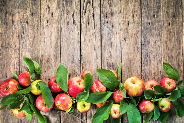 Reife rote grüne Äpfel Blätter Holztisch — Stockfoto