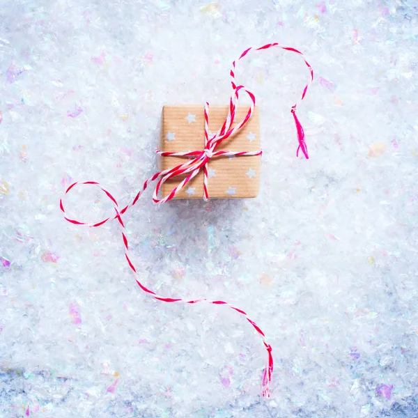 Рождественский подарок Праздничный винтажный бежевый ящик с веревкой — стоковое фото