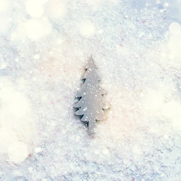 老式圣诞节玩具杉木树雪背景 — 图库照片