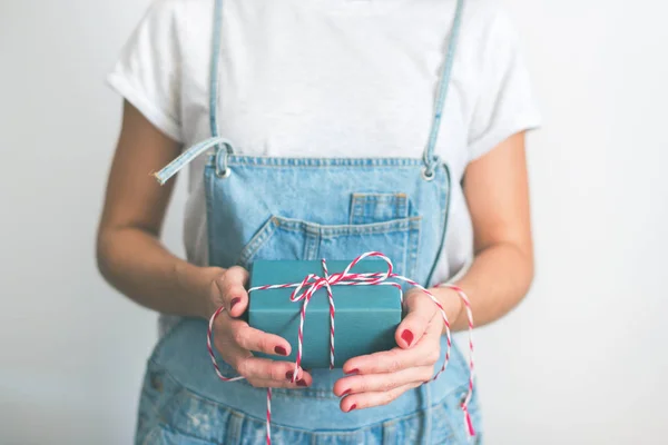 Manos femeninas celebra Navidad Vintage regalo azul caja —  Fotos de Stock