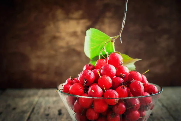 Yaz kırmızı alıç ahşap arka plan çilek