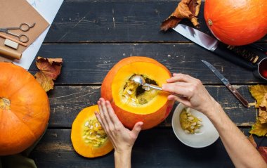 Görünümü içi boş kabak hazırlama yakın Cadılar Bayramı
