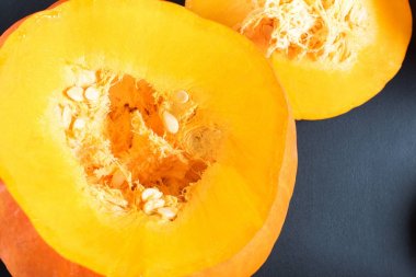 taze tohum ile yarım kabak turuncu kabak kesti.