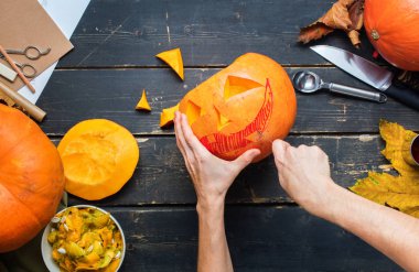 Görünümü içi boş kabak hazırlama yakın Cadılar Bayramı