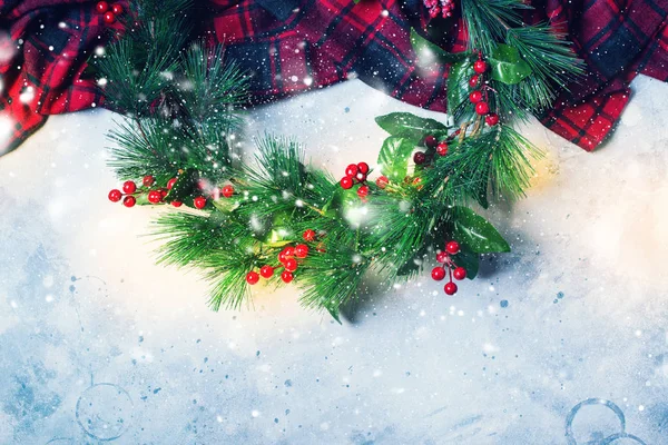 Χριστουγεννιάτικο διακοσμητικό πράσινο στεφάνι Holly μούρα — Φωτογραφία Αρχείου