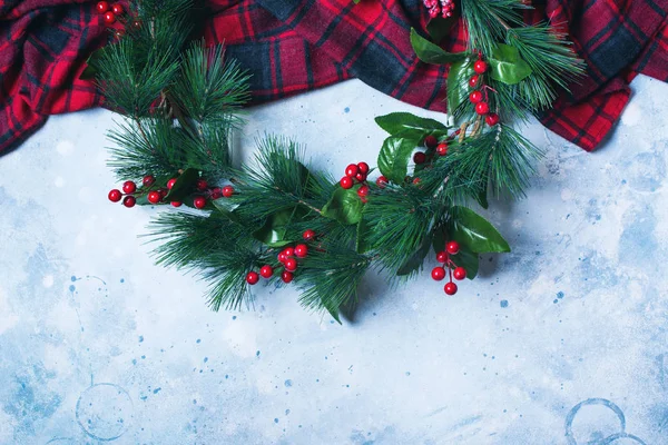 Groene Kerst krans op lichte grijze Vintage — Stockfoto