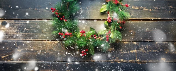 Зеленый рождественский декоративный венок — стоковое фото