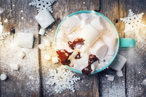 Weihnachten Lebensmittel Marshmallow Schokolade blaue Tasse — Stockfoto