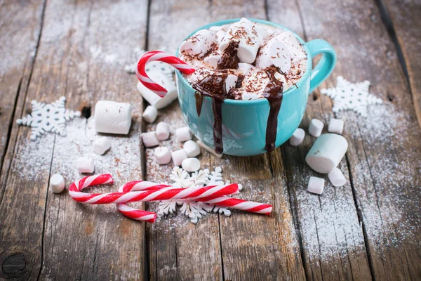 Weihnachten Lebensmittel Marshmallow Schokolade blaue Tasse — Stockfoto