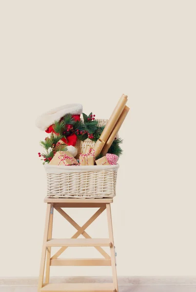 Cadeaux de Noël Décor Panier Boîtes couronne sur tabouret — Photo