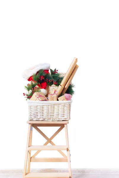 Noel hediyeler dekor sepet kutuları çelenk dışkı üzerinde — Stok fotoğraf