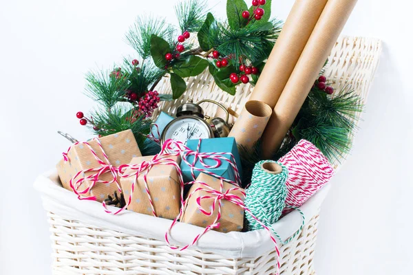 포장 크리스마스 선물 베이지색 파란색 포장지 — 스톡 사진