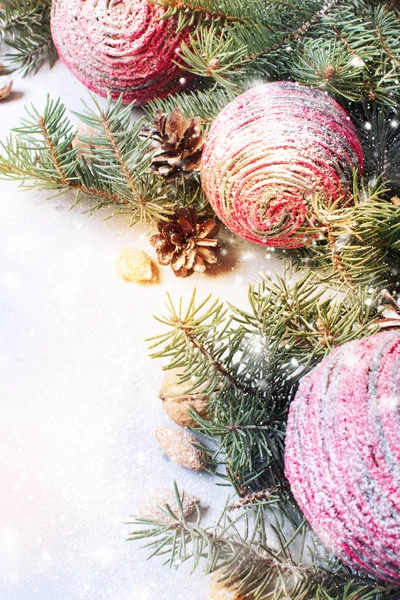 Vintage Weihnachtskomposition mit rosa Holzkugeln — Stockfoto