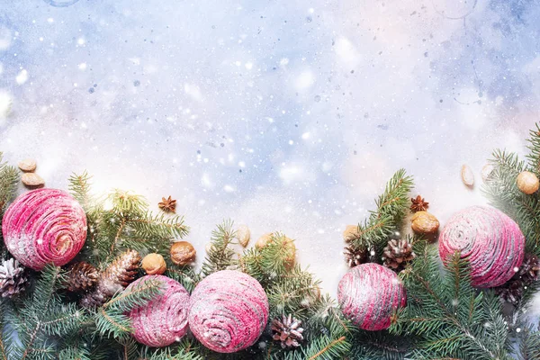 Vintage Weihnachtskomposition mit rosa Holzkugeln — Stockfoto