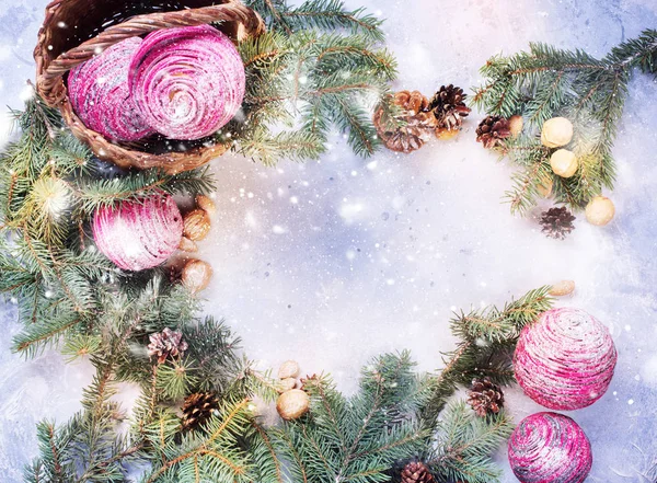 Composição de Natal vintage com bolas de madeira rosa — Fotografia de Stock
