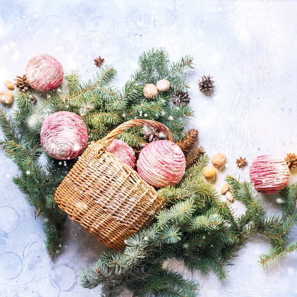 Vintage Christmas samenstelling met roze houten ballen — Stockfoto