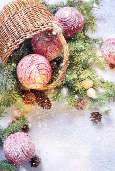 Composición navideña vintage con bolas de madera rosa —  Fotos de Stock