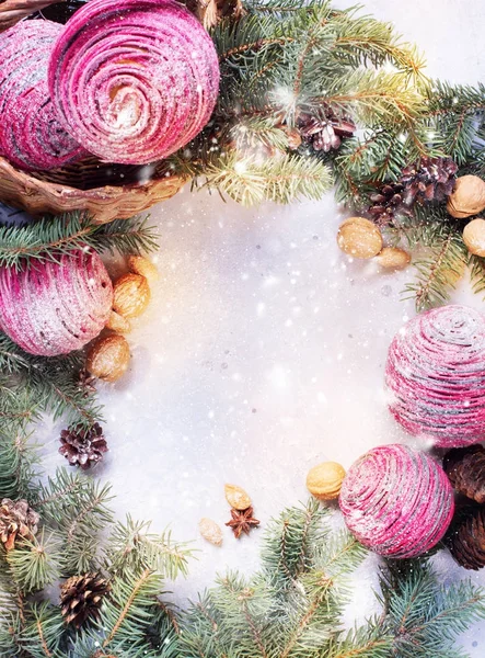 Composition de Noël vintage avec boules en bois rose — Photo