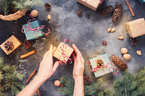 Festlich beige vintage boxen zweige weihnachtsgeschenke — Stockfoto