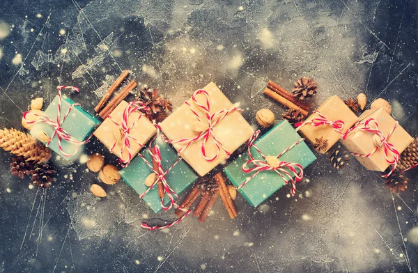 Εορταστική μπεζ Vintage κουτιά κλαδιά χριστουγεννιάτικα δώρα — Φωτογραφία Αρχείου
