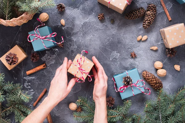 Festivo bege vintage caixas ramos presentes de Natal — Fotografia de Stock
