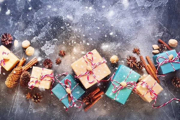 Świąteczny beżowy, niebieski Vintage pola prezenty świąteczne — Zdjęcie stockowe