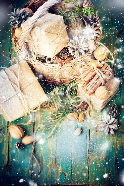 Kartki świąteczne pole kosz sosna stożek orzech stonowanych — Zdjęcie stockowe