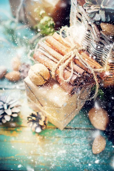 Рождественская открытка коробка корзина корзина грецкий орех тонированные — стоковое фото