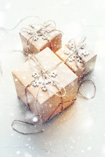 Три праздничных коробки украшенные Снежинка льняной шнурок — стоковое фото