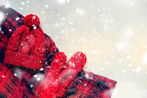 Kötött piros kalap kesztyű Holiday karácsonyi kártya — Stock Fotó