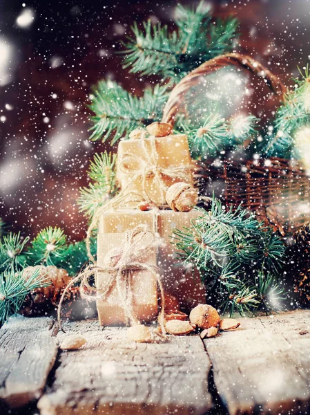 Weihnachtsgeschenke Boxen dekoriert Kordel Korb — Stockfoto