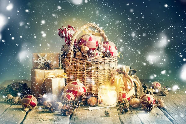 Яркая рождественская корзина подарков со свечами — стоковое фото