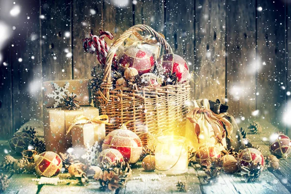 Christmas sammansättning gåvor brinnande ljus korg — Stockfoto