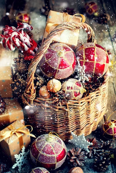 Boże Narodzenie zabawki prezenty kosz czerwonych kulek pola szyszki — Zdjęcie stockowe