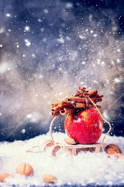 Kırmızı elma tarçın küçük kızak şube — Stok fotoğraf