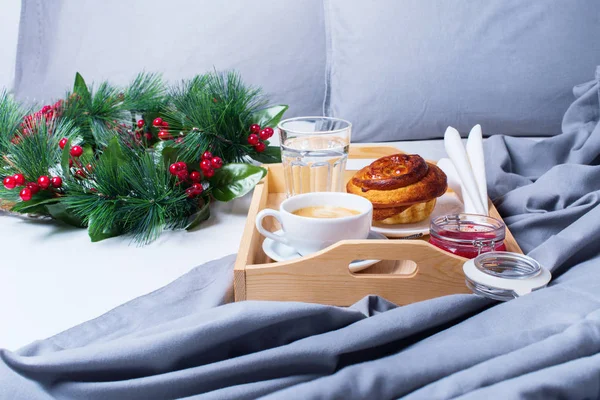 Breakfast Bed Tray Coffee Bun Grey Раннее утро — стоковое фото