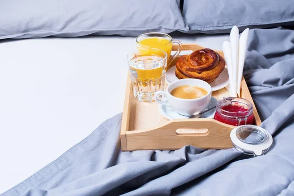 Colazione Vassoio Caffè Bun Grigio mattina presto — Foto Stock